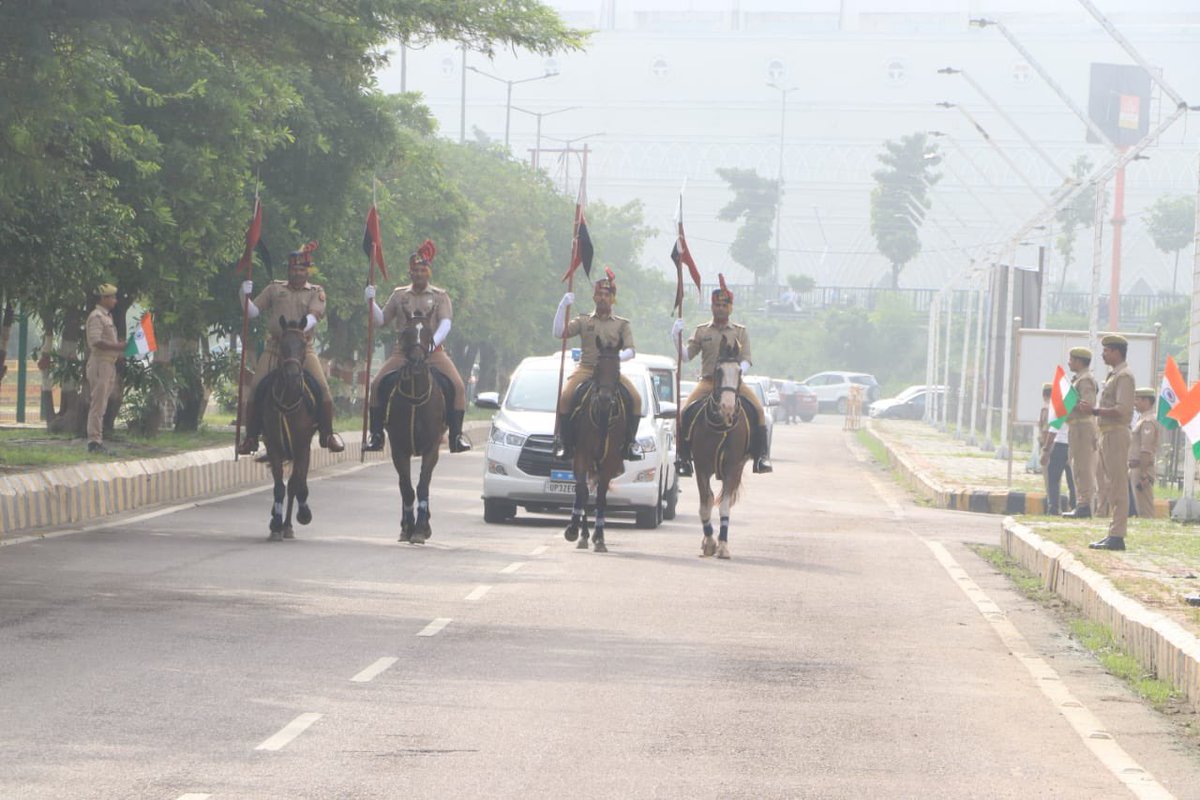 PrashantK_IPS90's tweet image. Hoisted the tricolor with immense pride at @UPPolice HQs and the DGP&apos;s residence on the #IndependenceDay. 
Leading a  glorious force, with a legacy of unmatched valor and sacrifices, is a true privilege. 
Jai Hind! 🇮🇳
 #ProudToServe
 #UPPolice