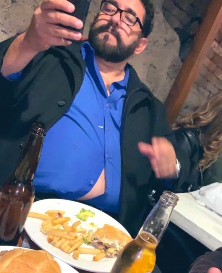 - Oye gordo, necesito que saques a Corral de una bronca más rápido que tú cédula de abogado.
- Si jefa, orita voy, estoy en mis dos horas de comida.