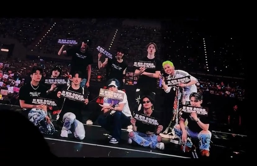 sweetjunkyu's tweet photo. TeuMy menang besar kali ni wdym time diorg pegang banner they choose KL stop?!😭😭😭 https://t.co/mvoUbtSNtw