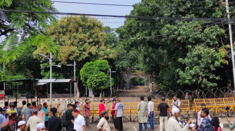ZainJourno's tweet photo. The students who ousted Sheikh Hasina promised a new beginning and expressed a renewed commitment to freedom of expression - preventing supporters from paying their respects looks like a throwback to the tactics of the previous regime.   #Bangladesh 2/2 https://t.co/4SDqxickb7