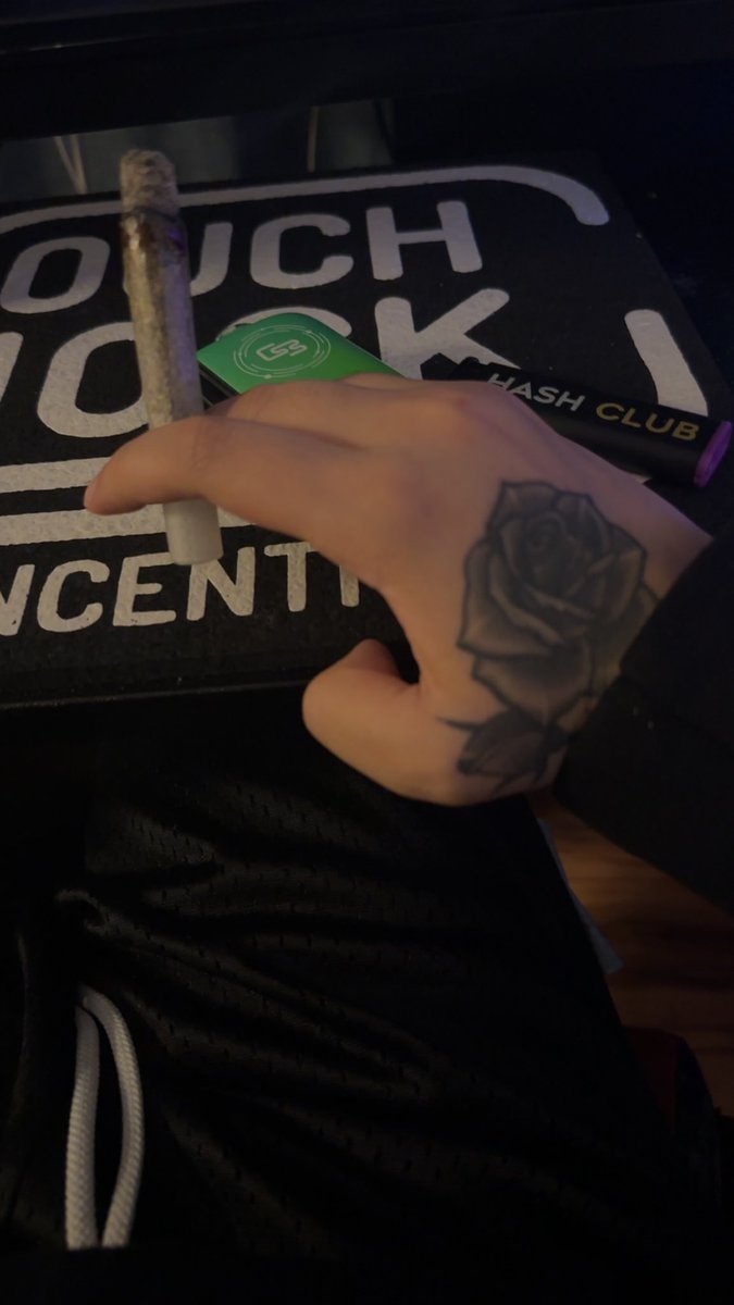 medicatedmaria's tweet photo. taste the terps🍩🍯 #weed #weedlovers #cannabis #hashhole #rolling https://t.co/y21XMKuZnj