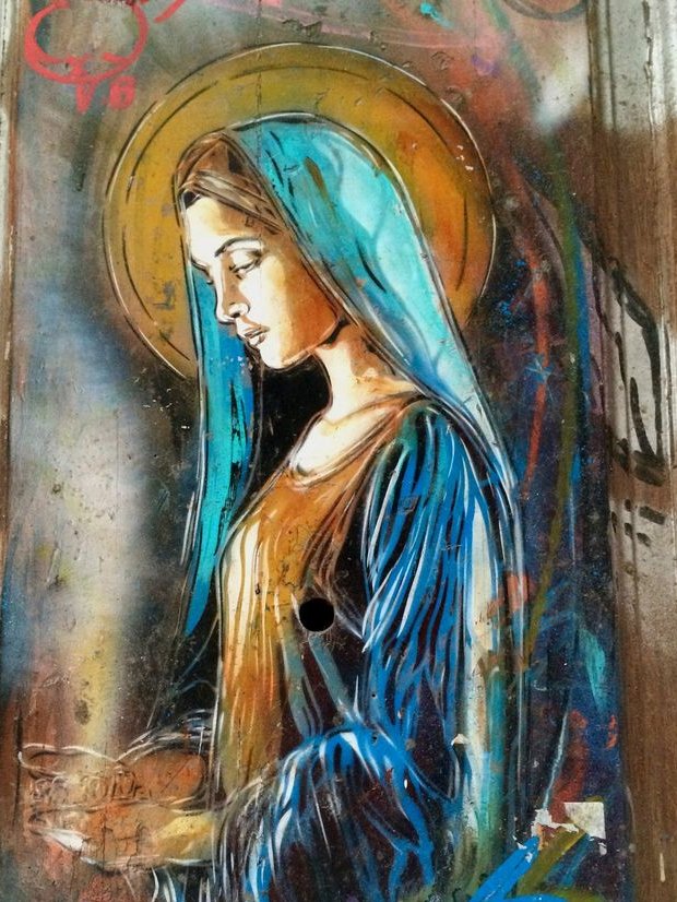 jmolaizola's tweet photo. ASUNCIÓN

Te asumió en abrazo eterno
el que acogiste en tu seno.
Te llamó a la plenitud
aquel a quien diste todo.
Le respondiste «Hágase»
y dijo «En Ti, para siempre»
Lo que guardaba tu corazón
se convirtió en profecía
y, atravesando los siglos,
nos sigue hablando
del Dios de los rotos,
de los solos,
los desheredados,
que todo lo transforma
con su lógica distinta.
Al abrirte su cielo,
nos mostró el camino.
Sus promesas, en Ti cumplidas,
nos alientan a navegar
del pesebre a la cruz,
en busca del Amor que vence.
En Ti, venció.