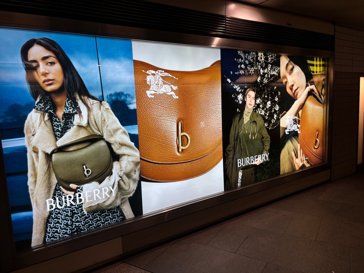 cmd_Ccccc's tweet photo. 六本木駅の地下通路のところ、まだあってよかった😊

#HereForBright 
#BurberryxBright 
#bbrightvc https://t.co/Y1oNJxTs3S