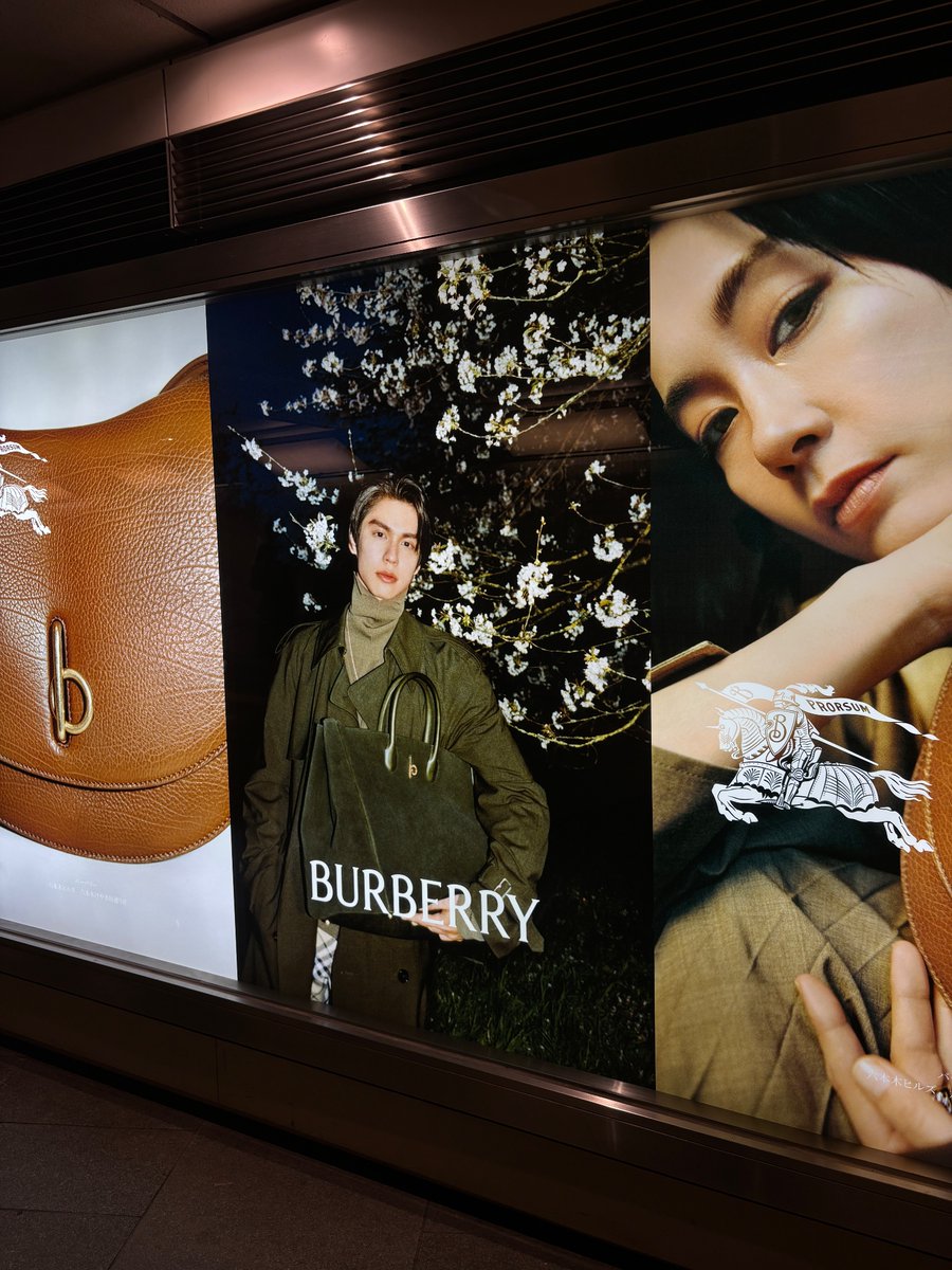 cmd_Ccccc's tweet photo. 六本木駅の地下通路のところ、まだあってよかった😊

#HereForBright 
#BurberryxBright 
#bbrightvc https://t.co/Y1oNJxTs3S