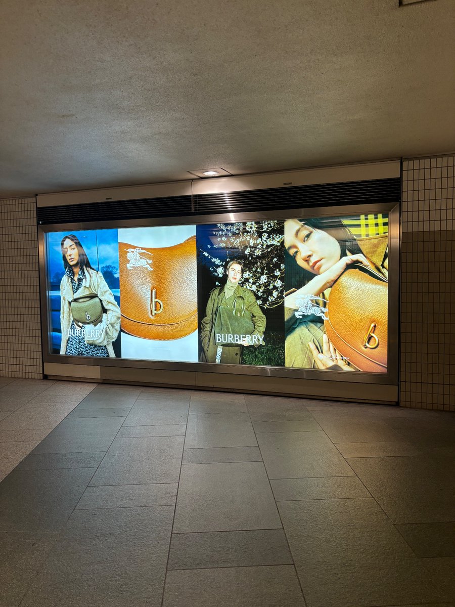 cmd_Ccccc's tweet photo. 六本木駅の地下通路のところ、まだあってよかった😊

#HereForBright 
#BurberryxBright 
#bbrightvc https://t.co/Y1oNJxTs3S