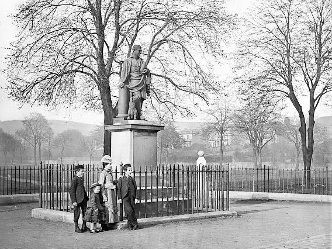perthartgallery's tweet photo. #OTD | Scottish novelist, poet, and historian Sir Walter Scott was born in 1771. This statue on Marshall Place honours the writer whose novel 'The Fair Maid of Perth' helped to focus international interest on Perth.
📸 #MagnusJackson #PerthArtGallery https://t.co/mVT3em0Grt