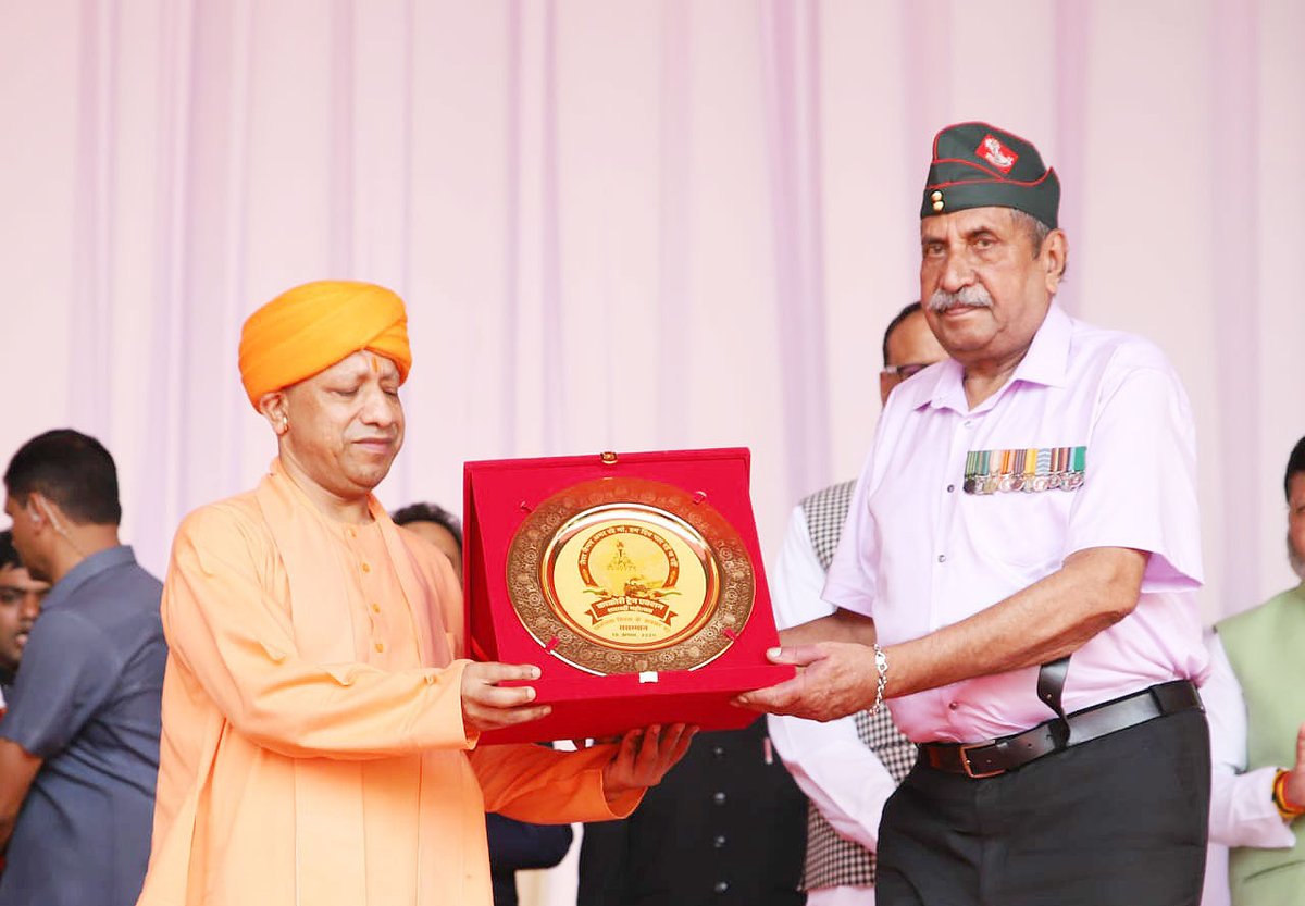 myogiadityanath's tweet photo. 78वें स्वतंत्रता दिवस के पावन अवसर पर आज विधान भवन, लखनऊ में आयोजित कार्यक्रम में सम्मिलित होकर ​ध्वजारोहण किया।

इस अवसर पर शौर्य पुरस्कार विजेताओं और उनके परिजनों को सम्मानित करने का सौभाग्य भी प्राप्त हुआ।

जय हिंद! https://t.co/UTqLFOv4H1