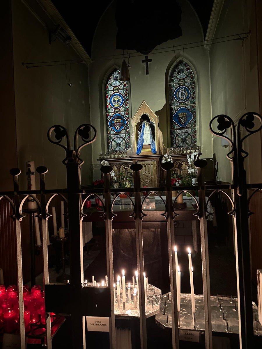 FranckenTheo's tweet photo. Beste mensen,

Vandaag vieren we Hemelvaart, de opneming van Maria in de hemel. Lubbeek heeft een eeuwenoude band met Maria, de moeder van Jezus, zoon van God. De Lubbeekse notabelen hebben er in een ver verleden een speciale kapel voor gebouwd. 

Maria

We koesteren en vereren Onze Lieve Vrouw van Lubbeek al vele eeuwen. Mensen komen er dagelijks bidden, een kaarsje branden of gewoon even bezinnen. We houden nog altijd elk jaar een druk bijgewoonde Mariaprocessie. Tijdens Mariamaand wordt Onze Lieve Vrouw van de kapel naar de kerk gebracht. Daar blijft ze een maand.

Christelijke tradities

Ook al heb je zelf niets met geloof, onze christelijke tradities zijn niet iets om op te spuwen of om je voor te schamen. We zouden er best wat trotser op mogen zijn. Enfin, dat is mijn gedacht. 

Prettige dag, en aan alle mama’s in Antwerpen, fijne Moederdag!

Theo