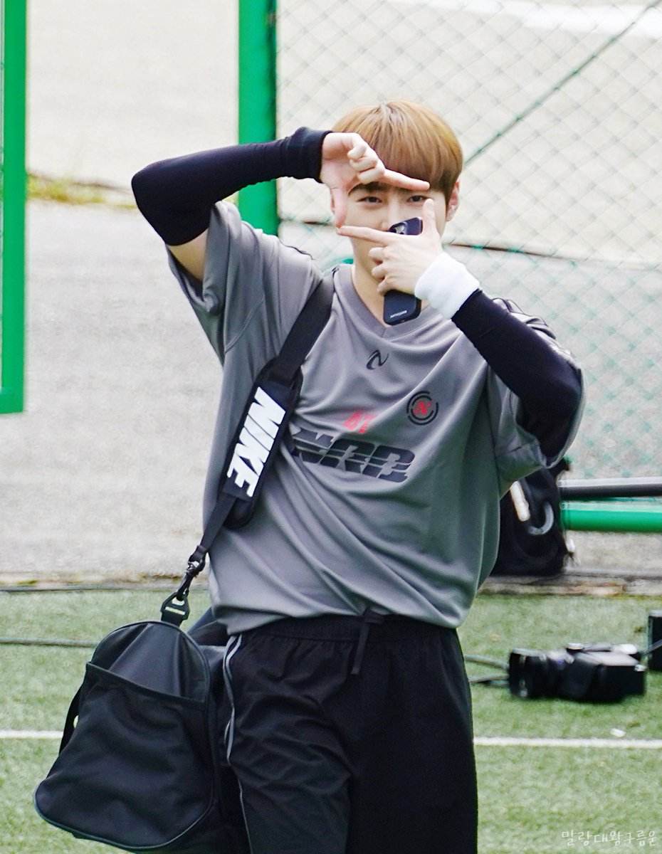 ayh0618's tweet photo. 240815 아육대풋살 
하성운 입장🫶
#하성운 #HASUNGWOON
@gooreumseng https://t.co/QFMDvXJwjM