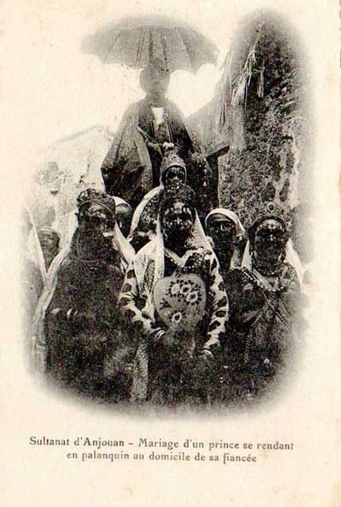 AlMuaadIsfahani's tweet photo. Dans archive des #Comores. 1950.
Être porté sur le trenga se pratique toujours à #Domoni. Auparavant il l'était dans les autres villes aristocratiques. Ek la fin de l'esclavage ce fut les frères et les beaux-frères du marié qui transportaient celui-ci. https://t.co/uqR3TPxnVu