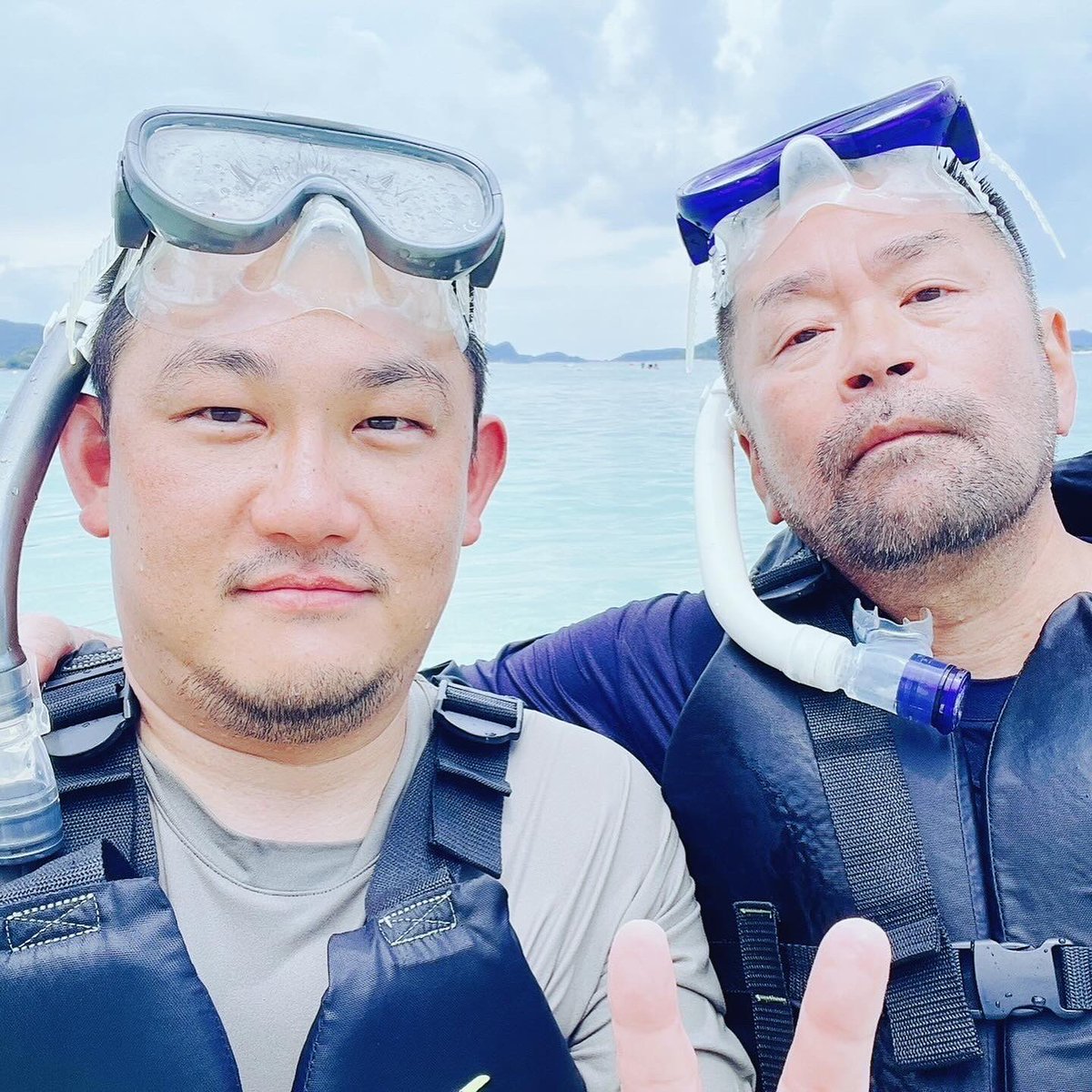 阿嘉島に行って夏を満喫してきました。
最初シュノーケルの機材をつけて潜ったとき、一瞬、パニック障害が頭をよぎったけど、珊瑚の間を泳ぐお魚さん達に見惚れて楽しく泳ぐことが出来ました。
そうそう、海亀さんが自分たちのところへ泳いできてくれて一緒に泳ぐことが出来て感激しました。