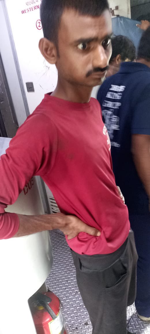 KanchanR_C's tweet photo. ये है भोपाल स्टेशन के बदमाश जो ट्रेन में अवैध चाय बेचते है और मारपीट करते है देश की आज़ादी के बाद भी रेलवे अवैध वेंडरो से आज़ाद नहीं हो पाया पता नहीं आरपीएफ़ को रेलवे ने क्यों रख रखा है जब ये कुछ कर ही नहीं सकते @rpfwcr @gmwcrailway @AshwiniVaishnaw @RailMinIndia @narendramodi https://t.co/yGtjscWr3B
