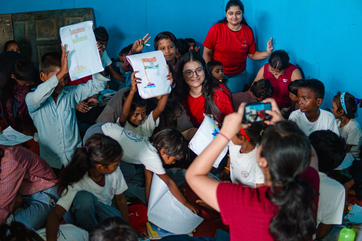 Paras7865's tweet photo. "Celebrating Independence Day by spreading joy and hope with these incredible kids. Every smile is a reminder of the freedom we cherish and the difference we can make together. ✨ #IndependenceDay #Viksit_Bharat #hamaraamissiondignity

@HamaraaMission
@PMOIndia
@PadhegaIndia_ https://t.co/ciyTfhhh1Y