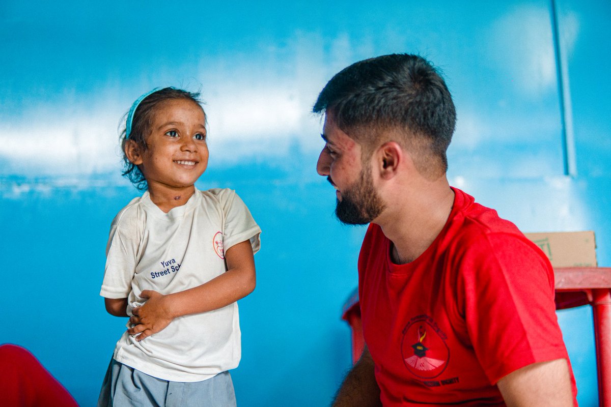Paras7865's tweet photo. "Celebrating Independence Day by spreading joy and hope with these incredible kids. Every smile is a reminder of the freedom we cherish and the difference we can make together. ✨ #IndependenceDay #Viksit_Bharat #hamaraamissiondignity

@HamaraaMission
@PMOIndia
@PadhegaIndia_ https://t.co/ciyTfhhh1Y