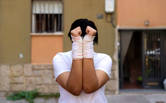 Tiene 19 años. La mujer que ha estado un mes encerrada en una buhardilla, atada a un catre con bridas, drogada con Trankimazin cada día, violada y golpeada por su pareja tiene 19 años. 

Esta es ella. Ayer quiso ser fotografiada, y contó, "para que no le pase a nadie más".