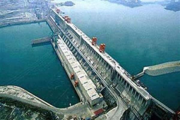 بحيرة ناصر يوجد بها حوالى ٤٠ الف تمساح وفيه دراسات بتقول ٨٠الف يتغذوا على اطنان من اجود انواع السمك وسايبين الناس تشبع من جوعها طب متشوفوا شركة تصطادهم وتبيعوا جلودها بالاف الدولارات وتوفروا اطنان السمك دى للناس !