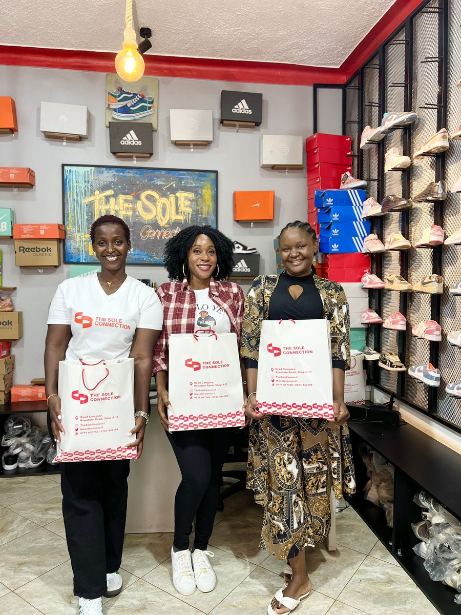 EdgarMugisha9's tweet image. Today’s tag team  to #Kiteezi is @thesoleconnect1 with 50 pairs of brand new shoes, @karothk256  with 100kgs sack of clothes.