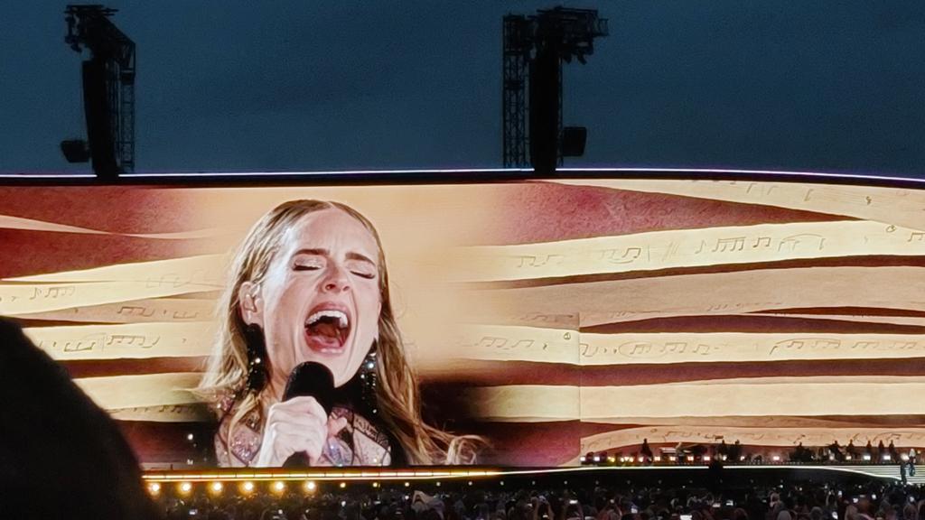 ahouru's tweet photo. Même avec une tempête, elle était là, c'était le 🔥 hier soir à Munich. Adèle est la plus grande ! Quelle Queen 👸 Des frissons encore pendant longtemps 🎤🎻 #AdeleInMunich #Adele https://t.co/IF5op4szoj