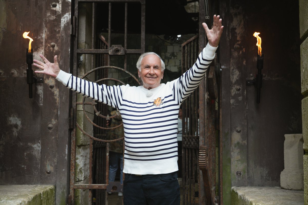 #AUDIENCES #FortBoyard Hier soir, vous étiez 1,7 millions de téléspectateurs à suivre l'émission, spécial 35 en hommage à Patrice Laffont.

Patrice Laffont est, et restera à jamais, le Maitre de Fort Boyard !

Merci à tous.