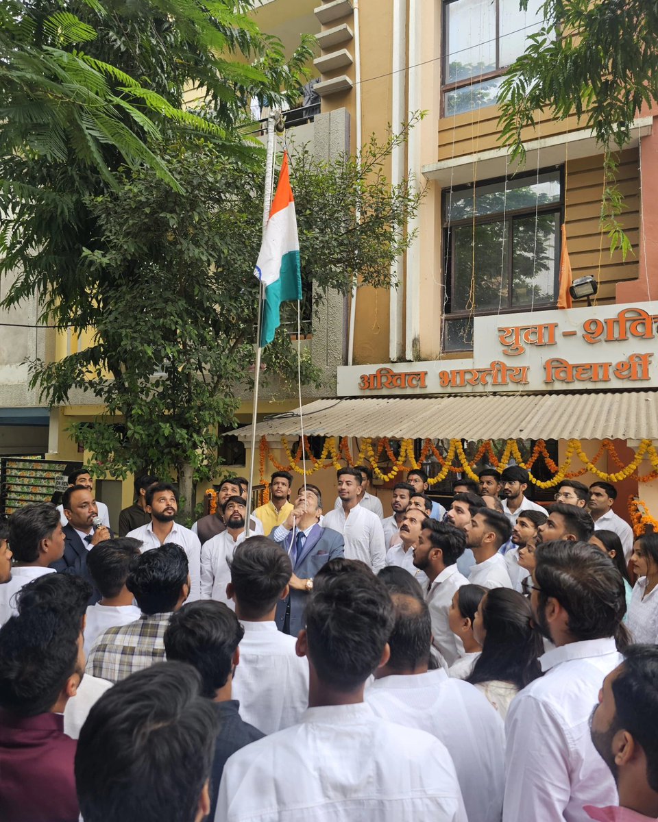 nileshsolanki_1's tweet photo. #15अगस्त स्वतंत्रता दिवस के शुभ अवसर पर @abvpmalwa_mp प्रांत कार्यालय इंदौर पर उच्च न्यायालय के पूर्व मुख्य न्याय मूर्ति श्री रमेश गर्ग जी की उपस्थिति में ध्वाजारोहण किया गया। इस अवसर पर राष्ट्रीय मंत्री @virendraS03
उपस्तिथ रहें।
 आप सभी को स्वतंत्रता दिवस की हार्दिक शुभकामनाएं। https://t.co/7YU3ycmVCV