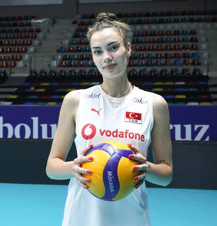 🗣️ “Avrupa Şampiyonası’nın grup aşamasının sistemi bizim alışık olmadığımız bir sistem ama grup etabını çok güzel şekilde geçirip lider olarak tamamladık. Çok mutluyuz. Yarı final içinde heyecanlıyız. Rakibimizle bu sezon ilk kez karşı karşıya geleceğiz ama rakibimizi geçerek