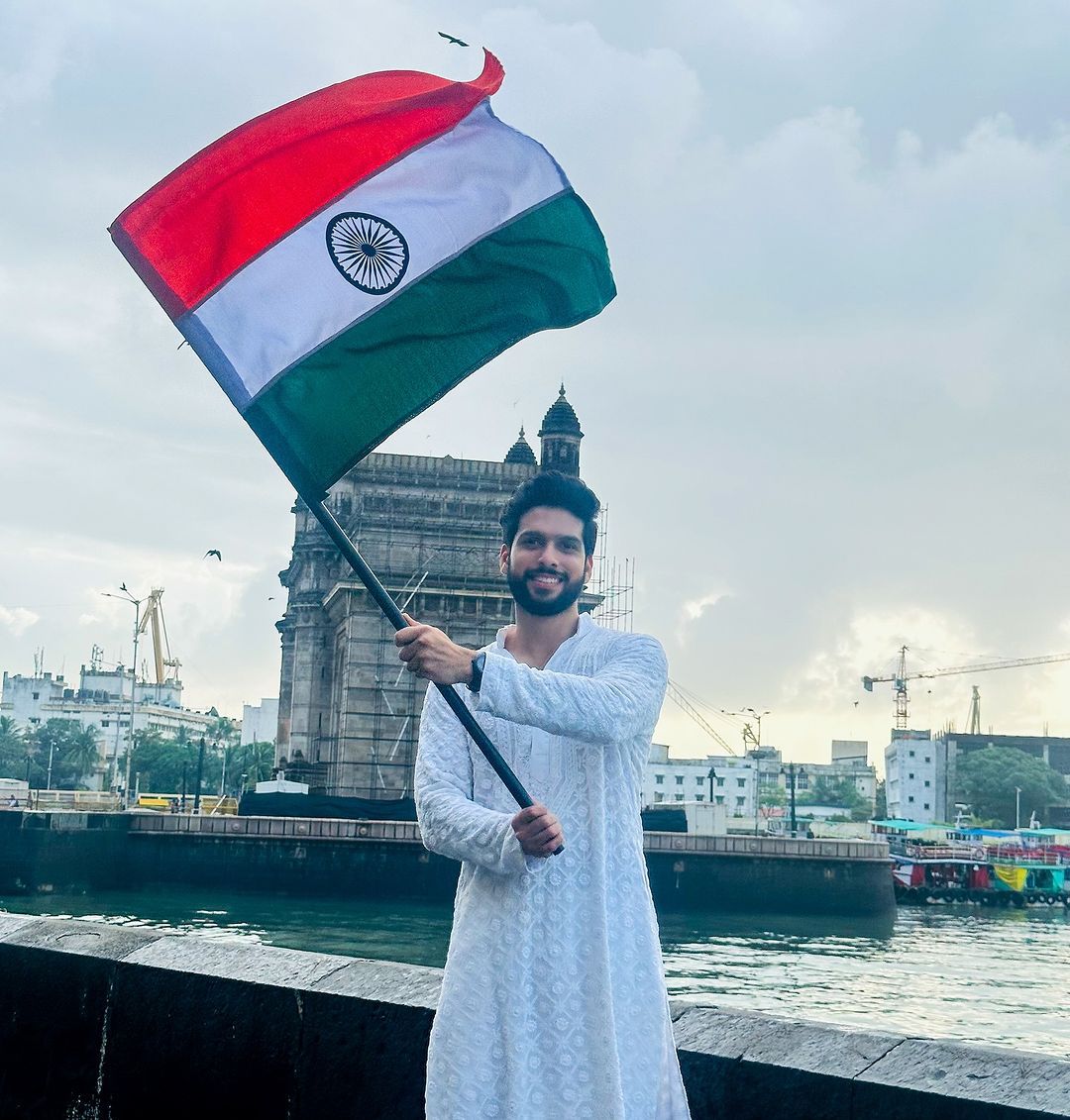UrbanAsian's tweet photo. Sai Ketan Rao proudly waves the Indian flag, embodying the spirit of independence and unity 🇮🇳

@saiketanrao #SaiKetanRao #IndependenceDayIndia https://t.co/OkQOCz3AA8