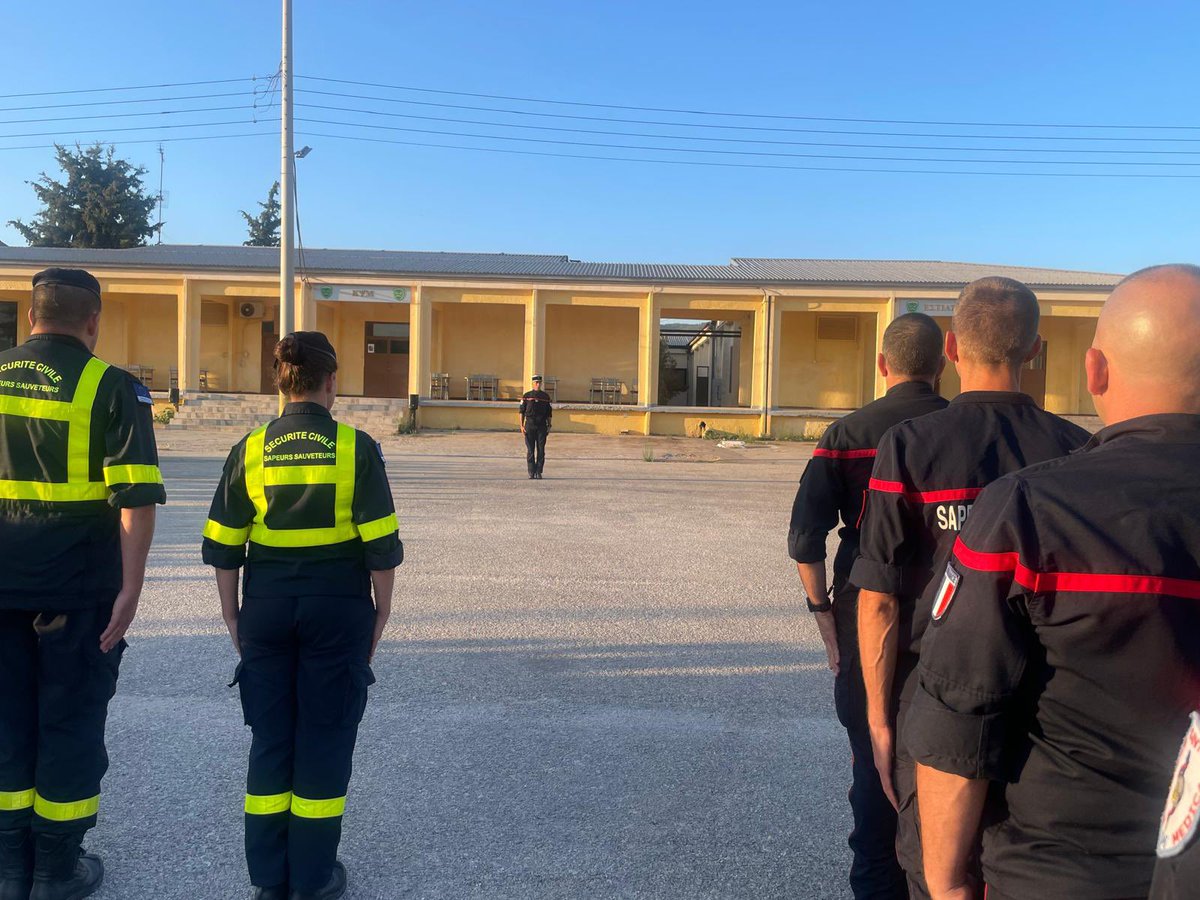 PompiersHerault's tweet image. #LesNews|| Mécanisme de Protection Civile de l’#UE🇪🇺 Les images du 1er briefing à la base militaire d’Avlonas 🇬🇷 les @PompiersFR &amp;amp; les personnels des #ForMIsc sont rassemblés sous le commandement du colonel Éric Vial 

Pour l’ensemble « Garde à vous »