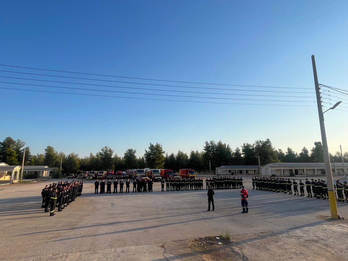 PompiersHerault's tweet image. #LesNews|| Mécanisme de Protection Civile de l’#UE🇪🇺 Les images du 1er briefing à la base militaire d’Avlonas 🇬🇷 les @PompiersFR &amp;amp; les personnels des #ForMIsc sont rassemblés sous le commandement du colonel Éric Vial 

Pour l’ensemble « Garde à vous »
