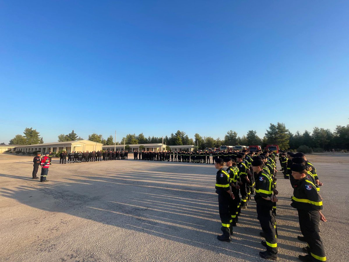 PompiersHerault's tweet image. #LesNews|| Mécanisme de Protection Civile de l’#UE🇪🇺 Les images du 1er briefing à la base militaire d’Avlonas 🇬🇷 les @PompiersFR &amp;amp; les personnels des #ForMIsc sont rassemblés sous le commandement du colonel Éric Vial 

Pour l’ensemble « Garde à vous »