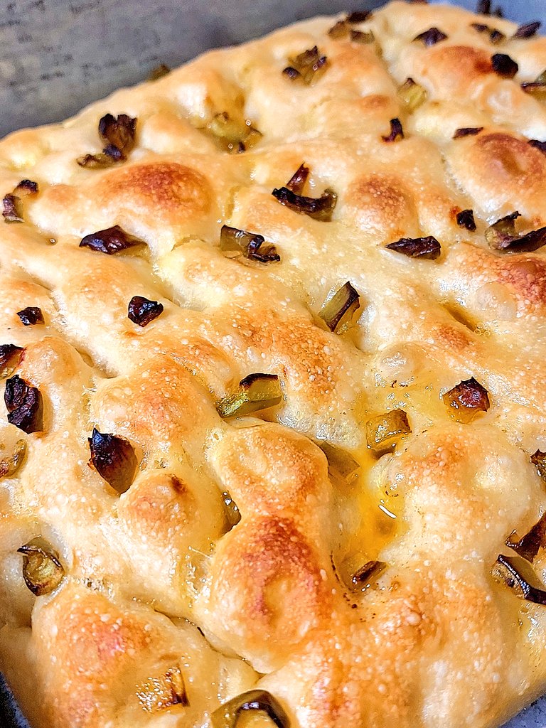 khns_'s tweet photo. Ingon-ingon sourdough starterku, Madre, hari ini umurnya setahun. Jadi sejauh ini aku sudah membuat 60+an resipi aneka roti anak-anakannya Madre. Akan aku buat trit sebagian yang kefoto dimulai dengan sourdough focaccia yg proses membuatnya 30an jam tp habisnya tdk sampai sejam. https://t.co/joE5sgGrKK