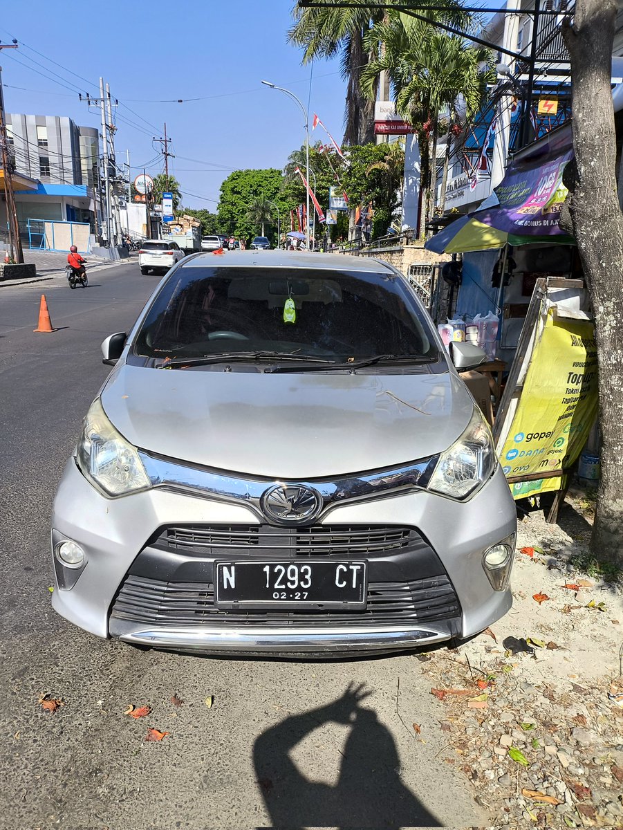 DewideeDd's tweet photo. min tolong di retweet ya ini mobil mulai saya buka lapak saya udh ada,info dr security sekitar katanya mulai kmrn malam,tp pny siapa tdk ada yg tau,sampai detik ini masih terparkir di dpn lapak jualan saya,mengganggu sekali min buat saya yg lagi jualan,loc dpn fak hukum unmer https://t.co/MCTFgzFzQ6