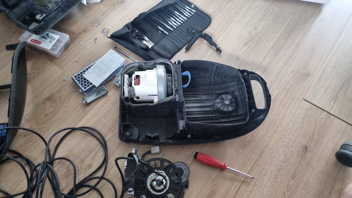 PE1RDP's tweet image. During repairing, you always make some mess and you needs a vaccuum cleaner after. 

But thats the big #advantage of #repairing the #vaccuum #cleaner itself: you already have it so you can clean up the mess and testing the repaired item 😄

#repair
#DIY @MieleNederland #ELECTRO