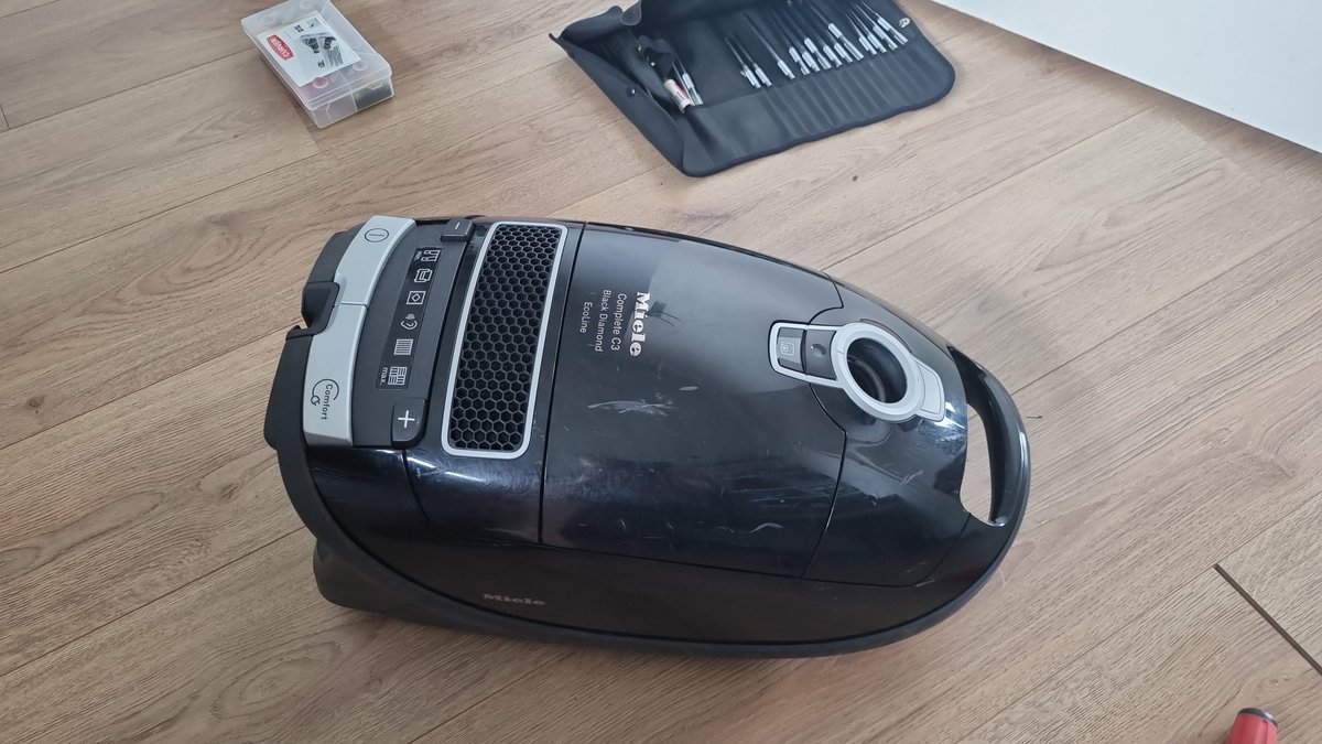 PE1RDP's tweet image. During repairing, you always make some mess and you needs a vaccuum cleaner after. 

But thats the big #advantage of #repairing the #vaccuum #cleaner itself: you already have it so you can clean up the mess and testing the repaired item 😄

#repair
#DIY @MieleNederland #ELECTRO