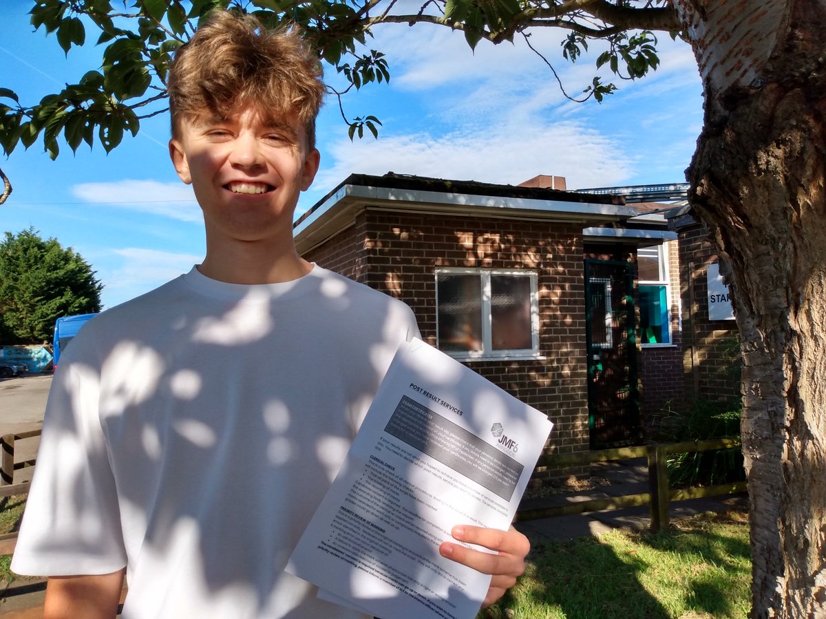 OxMailAndyF's tweet photo. More students from John Mason and Fitzharrys joint sixth form in Abingdon celebrate their A-Level results https://t.co/kPLBrDlQGM