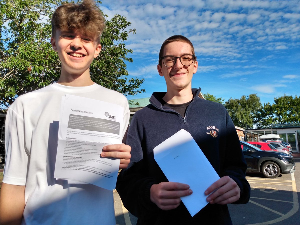 OxMailAndyF's tweet photo. More students from John Mason and Fitzharrys joint sixth form in Abingdon celebrate their A-Level results https://t.co/kPLBrDlQGM
