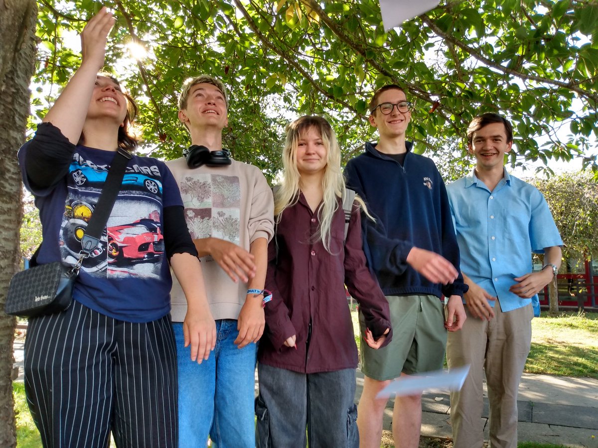 OxMailAndyF's tweet photo. More students from John Mason and Fitzharrys joint sixth form in Abingdon celebrate their A-Level results https://t.co/kPLBrDlQGM