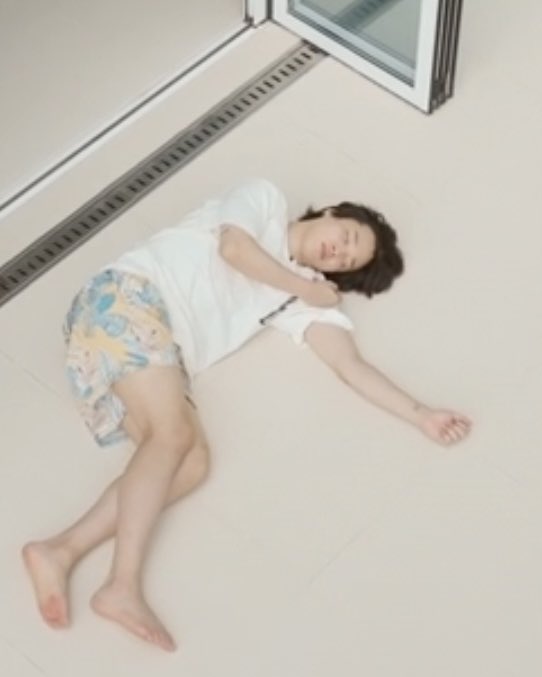 지쨔 너무 애기임
(우리 지미니 주먹지면 자는 거임)