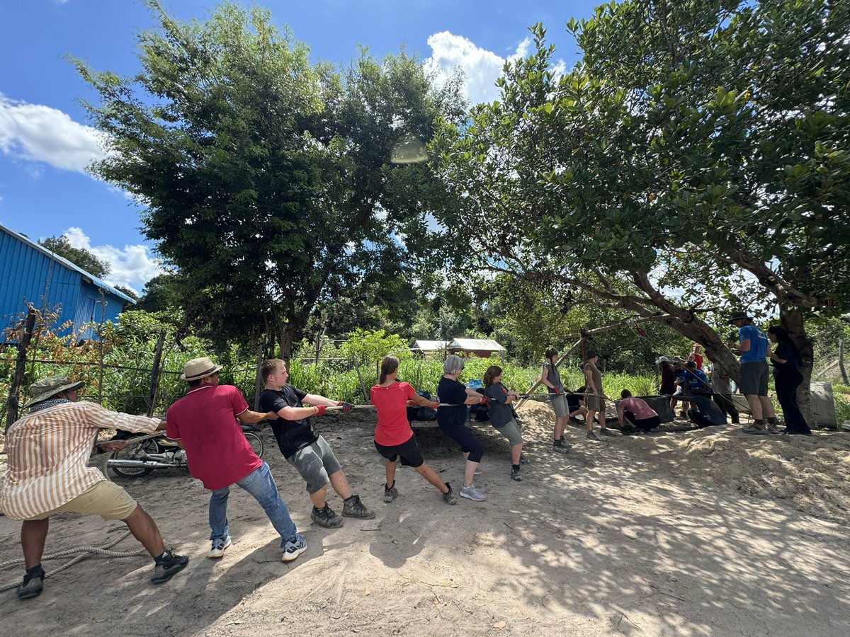 CampCambodia's tweet photo. Students #TeamAnderk putting the concrete ring to make a well 🤩
#Campseffect
#Dosomethingamazing
@CampsInt https://t.co/PcarZDyKgh