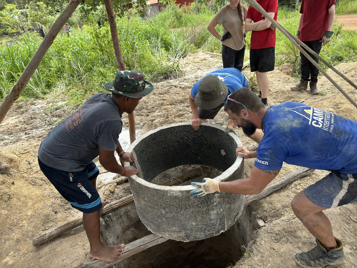 CampCambodia's tweet photo. Students #TeamAnderk putting the concrete ring to make a well 🤩
#Campseffect
#Dosomethingamazing
@CampsInt https://t.co/PcarZDyKgh