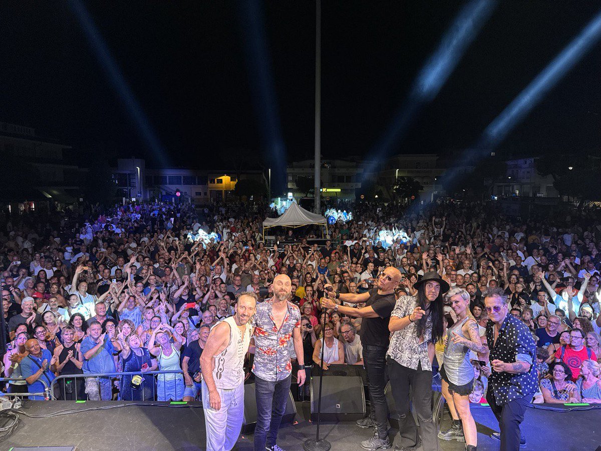 enricoruggeri's tweet photo. Non si vedeva la fine.
Grazie a tutti i buongustai presenti. https://t.co/UkwYzZ6nLO