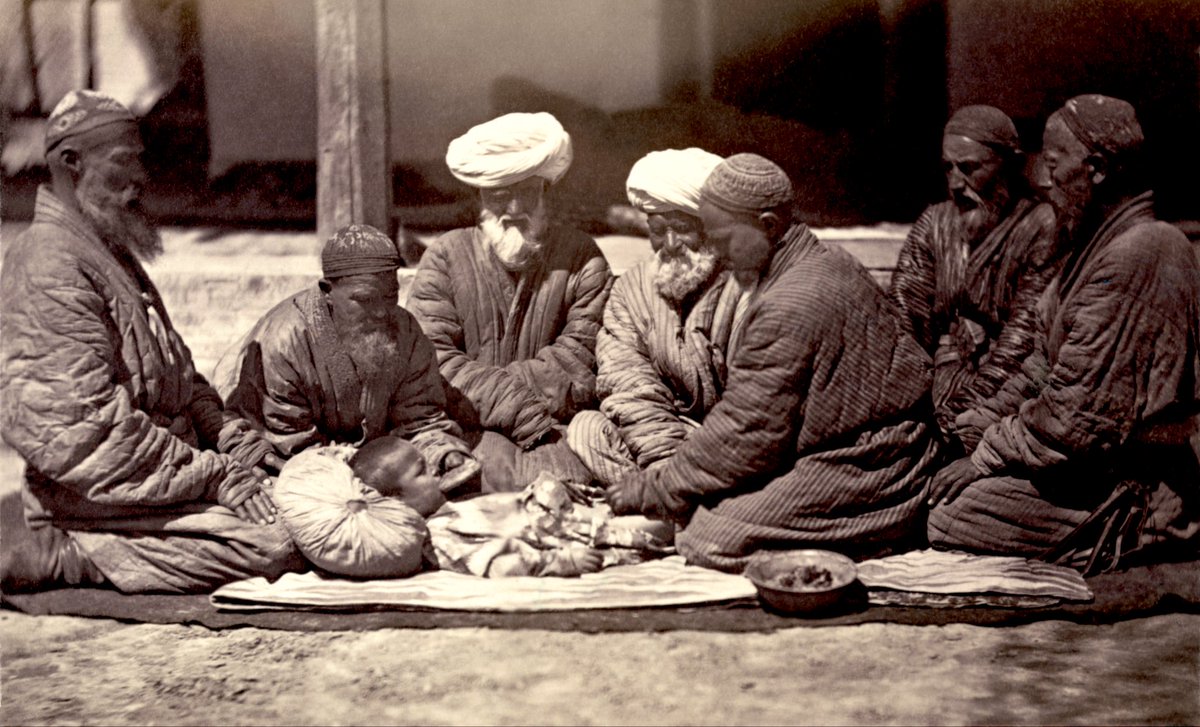 من بعض المصطلحات والتعبيرات في لغة البشتون التي تُشبه المصطلحات الدينية والتعبيرات المستخدمة في اللغة العبرية القديمة. 

على سبيل المثال، استخدام كلمة “ختم” للإشارة إلى ختان الذكور 

وهذا مما يظهر تشابهًا مع المصطلحات العبرية.