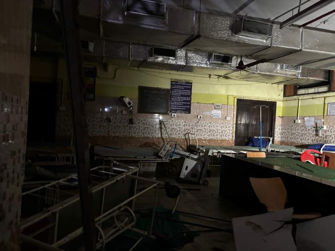 Alfranso_'s tweet photo. Suddenly A group of goons came and attacked  the peaceful moment, destroyed the Emergency ward  etc at RG kar medical college. 
 And the Government of Bengal is still quiet or they want us to quiet. 
#RGKarCollege #RGKarHospital #RGKarMedicalCollegeHospital #KolkataDoctorCase https://t.co/KnNLjqel2V
