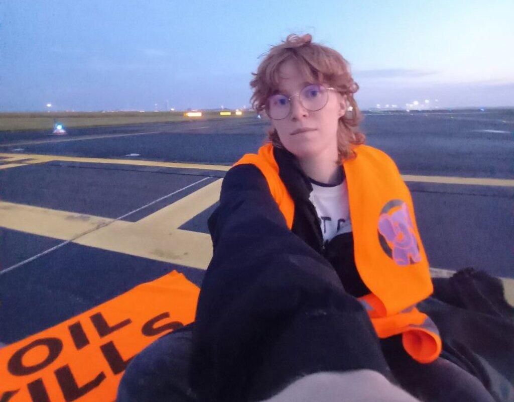 AvSourceNews's tweet photo. #NEWS | Climate activists have breached airport security, causing disruption at Cologne/Bonn, Stuttgart, Nuremberg and Berlin airports early this morning.
📸Last Generation via X
Read more at AviationSource!
https://t.co/sGek0lpUG9
#climateprotests #LastGeneration #Cologne #Stuttgart #Nuremberg #Berlin #AvGeek