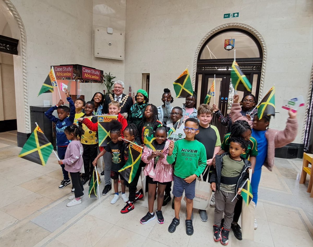 Children celebrated the 62 year Anniversary of Jamaican Independence in Centenary Square Birmingham followed by Chat Play Read workshop at the Exchange, where their work was 
Viewed by Lord Mayor of Birmingham and Dr Beverly Lindsay OBE DL. Congratulations to @sbrooksaui2023