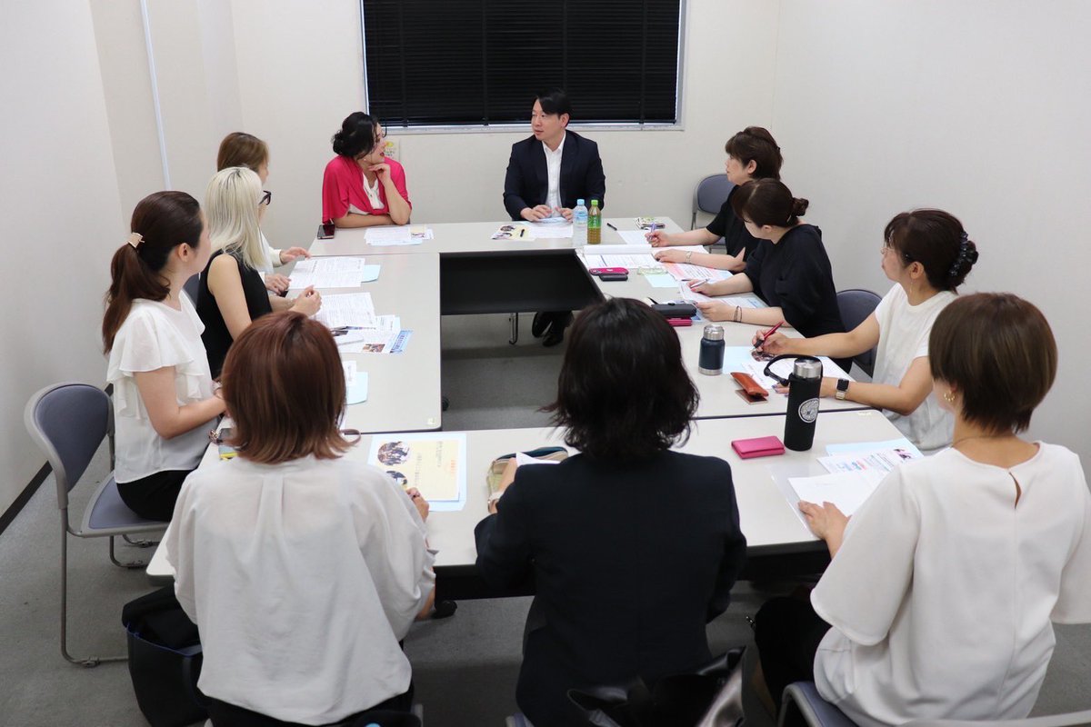 masanobu_ogura's tweet photo. 【ぜひ、SNSでも、ネイリストの皆さんの声を聞かせて下さい！】
　昨日はネイリスト10名と座談会を行いました。私もあまり知らない分野の話でしたので、大変勉強になりました。今回の意見交換を踏まえ、ネイリストの皆さんが直面する課題を解決し、彼女達（彼達）がより活躍できる環境を整えていきたいと思います。
　まず、こどもと爪について。「こどもの爪噛みは親の愛情不足」との誤った理解の下で、悩んでいる親が多いと伺いました。他方で、こどもの爪を切り過ぎているケース、反対に爪を伸ばし過ぎているケースも見られるとのこと。親が保育士等に相談しても爪の専門知識がないため対応に困ることがあるそうです。確かに、こどもの歯磨きや歯の健康については情報が沢山ありますが、こどもの爪の情報は著しく少ないのが現状です。科学的根拠に基づく正しい情報の普及促進や、（福島県喜多方市等で既に行われているようですが）ネイリスト等専門職による健診・相談など、こどもの爪の健康のため、やれることはまだまだありそうです。
　抗がん剤治療中の患者は物も持てないほど爪が痛むという話も聞きました。しかしながら、医師や看護師等も爪の専門家ではありません。病院や介護施設等で活躍できる、医療知識を備えたネイリストの育成や活用が急がれます。
　また、日本のネイル技術は世界トップ水準だと伺いました。聴覚障がいを持つ方もネイリストとして多数活躍されているそうです。私が先日、東南アジアに行った際、すし職人や美容師などのサービス業の専門職の方が日本の数倍の給料で活躍していると耳にしました。日本のネイリストが世界で活躍する。反対に、世界から日本のネイル技術を学びに来る。そのための制度整備も必要と感じました。
　同僚議員達と美容師の国家試験の見直しを進めた際、「現場では、まだそんなことが続いているのか」という反応でした。しかしそれは「政治や行政が動いていない（動けない）から」ではなく「現場の声が政治や行政に届いていないから」ということも多々あります。ネイリストの方達も問題意識を持ちながらも政治や行政と接点のない人が大半ではないでしょうか。引き続き、ぜひ、皆様の声をお寄せください。