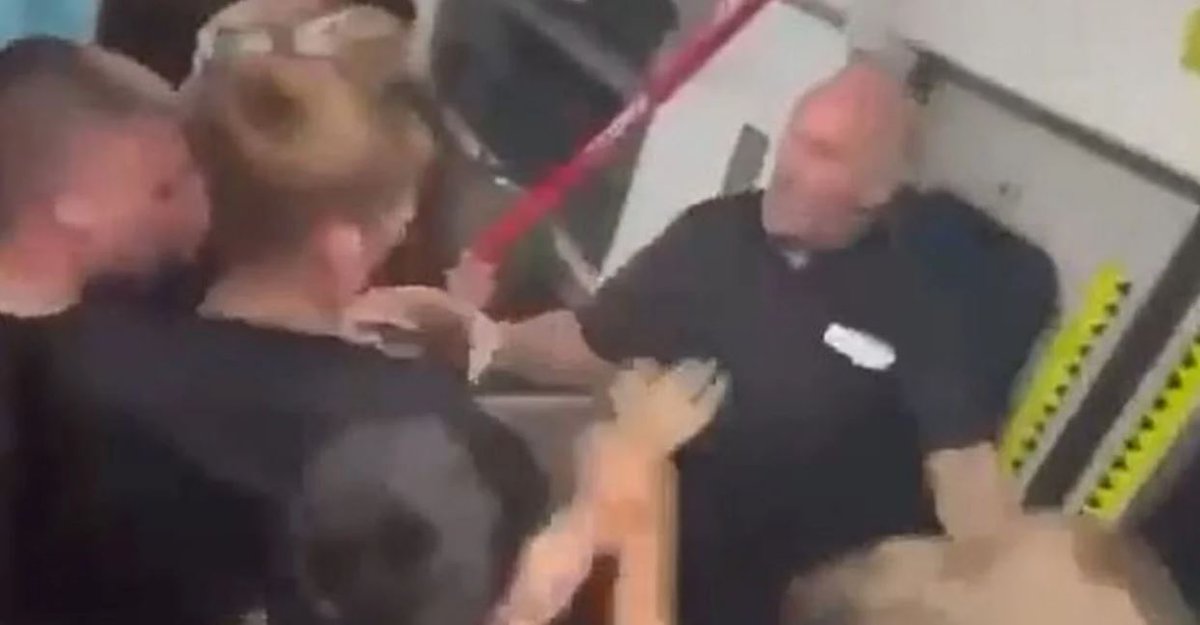Train guard does unbelievable job protecting passenger from getting battered by gang of feral youths sickchirpse.com/train-guard-do…