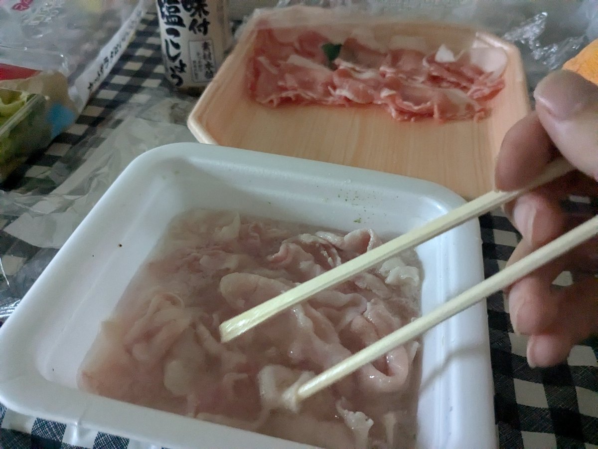Mucep_'s tweet photo. 外食飽きたのでホテルでしゃぶしゃぶしてる https://t.co/P14d8XtyX4