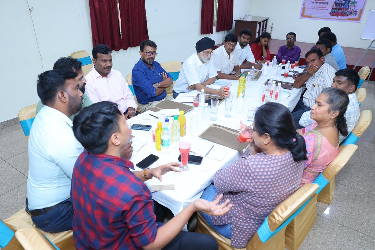 VKP_TNRTP's tweet image. Day 3 of the Oil Production Workshop in Tiruchirappalli! Experts from oil processing from TNAU, Oil Seed Research Station, machinery manufacturers, packaging professionals, and oil processors joined for discussions in a consultation workshop.#OilProcessing. #IndustryLeaders