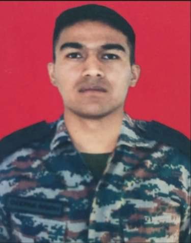 कश्मीर में शहीद हुए उत्तराखंड के कैप्टन दीपक सिंह को मेरी श्रद्धांजलि। चाहता तो नहीं था कि बलिदान के अवसर पर उनके पिता महेश बाबू की पृष्ठभूमि का ज़िक्र करूँ। लेकिन विवश हूँ, पता चलना चाहिए कि शहीद के पिता के सामने आख़िर कौन सी परेशानी थी जो उन्होंने रिटायरमेंट से चार साल पहले