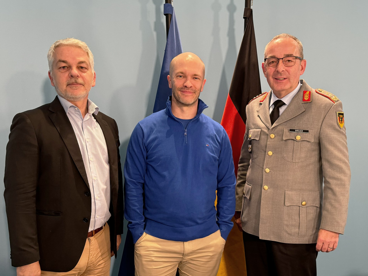Der Generalinspekteur der Bundeswehr, General Carsten Breuer, und Prof. Dr. Carlo Masala, haben mir bei "Aus Regierungskreisen" erklärt, wie es um die deutsche Sicherheitspolitik steht und was mit den 100 Milliarden Sondervermögen für die Bundeswehr eigentlich passiert.
